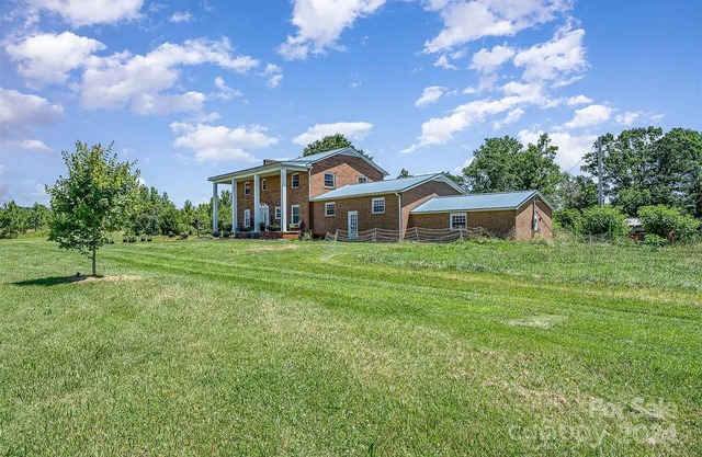 Charming 5-bedroom farmhouse with AC, fitness room in lovely Statesville