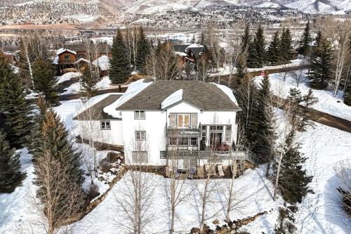 Charming 5BD Mountain Estate Perfect for Families