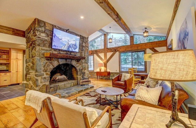 Charming 5BR Chalet@Base of Stratton Mt Has It All