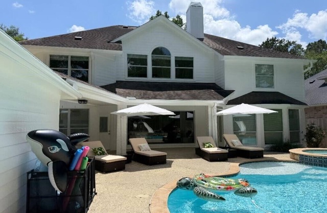 Charming 6-bedroom house w/Pool in The Woodlands TX