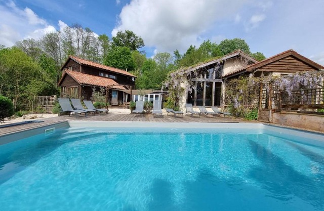 Charming 8 bedroom house in the heart of MERVENT forest
