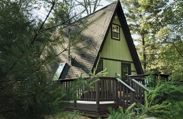 Charming A-Frame Cottage, HOT TUB, Fire Pit, Near GOLF & Lakes, 35min to Dells!