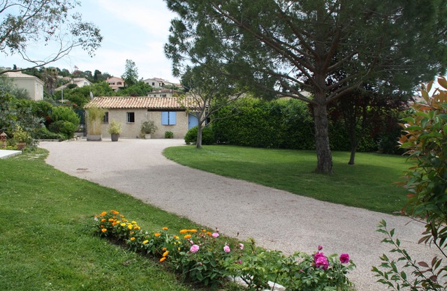 Charming and quiet 60m2 outbuilding for 4 people