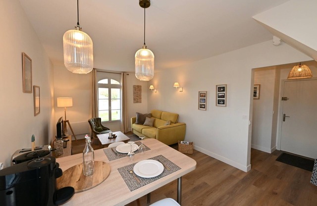 Charming apartment, bright, quiet, renovated, private parking, "all on foot".