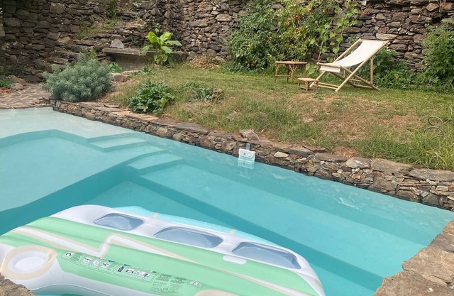 Charming apartment nestled in an old provencal Mas with a pool and jacuzzi.