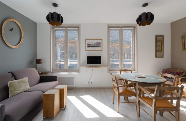 CHARMING APARTMENT CENTER HONFLEUR. VERY BRIGHT. IDEAL LOCATION.