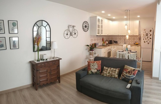 Charming Apartment near Beach, Free Wi-Fi, A/C, Near Picasso Museum