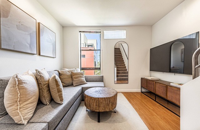 Charming apartment in lovely Los Angeles with AC