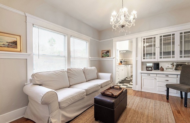Charming apartment with WiFi and AC, two blocks to the beach