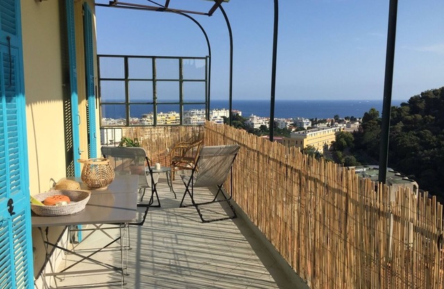 Charming apartment with sea view in a Nice villa