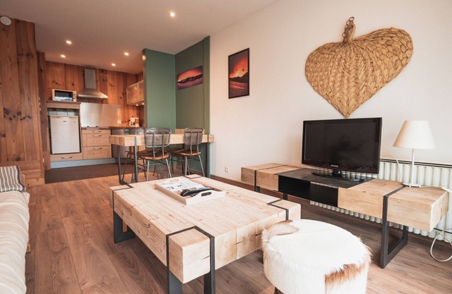 Charming Apt in Les Gets: 1BR, Pets Welcome, Near Ski Lifts & Lake, Central Location