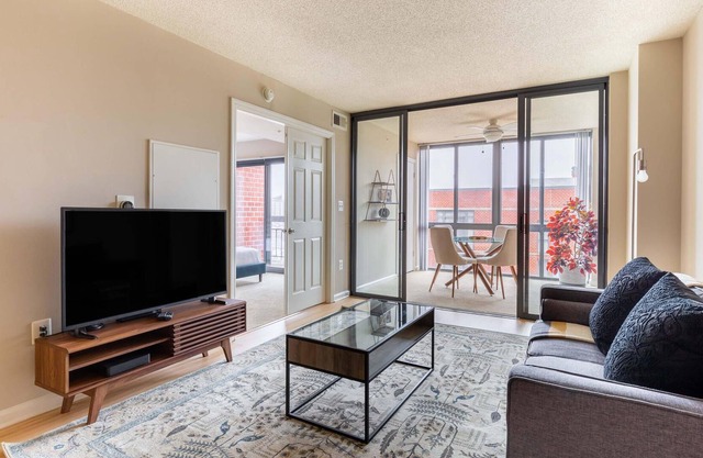 Charming Arlington 1BR Apt w/Gym, 5mi to Dtwn DC