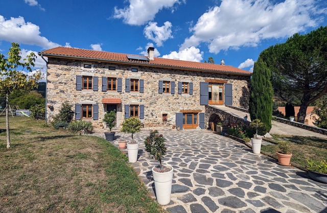 Charming B&B in restored farm with pool and group space