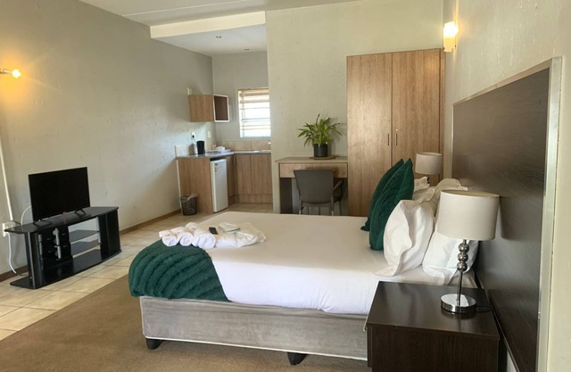 Charming B&B with WiFi in Enchanting Germiston