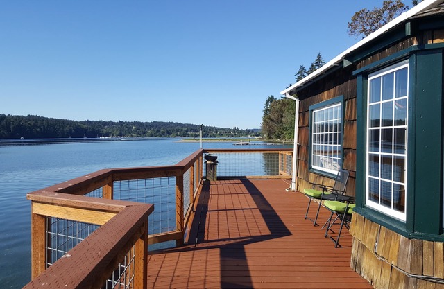 Charming Beach Cabin Nestled in Quartermaster Harbor