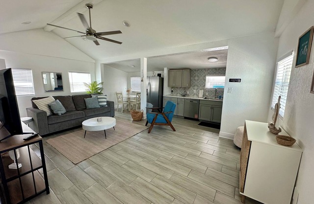 Charming Beach Cottage just steps away from Beautiful Clearwater Beach!