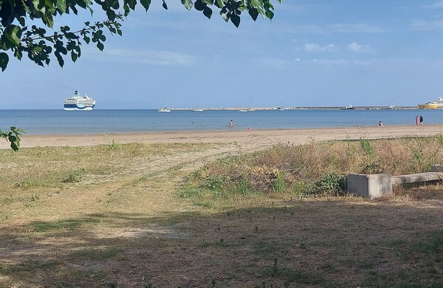 Charming beachfront 2-bedroom house with AC and WiFi.