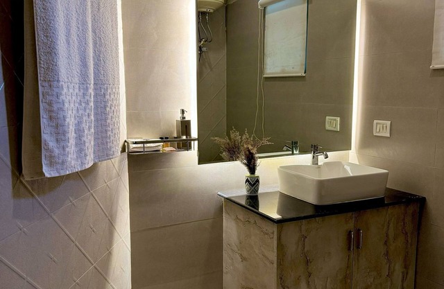 Charming bed & breakfast with AC and WiFi in serene New Delhi
