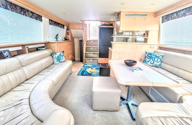 Charming boat with AC in Cincinnati - Perfect for a unique getaway