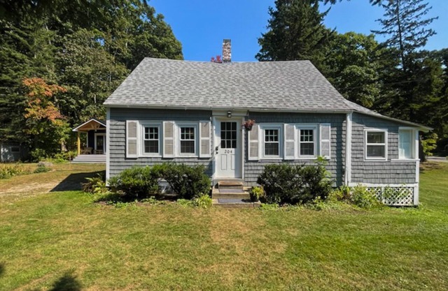Charming Boothbay Harbor cottage with partial AC, full kitchen, and sun room