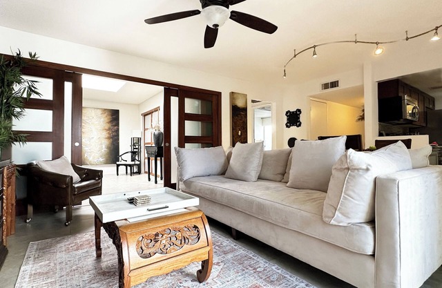 Charming, Bright Casita w/Patio, Office & King Bed near Old Town. Dog Friendly