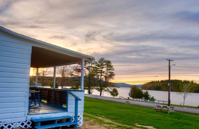 Charming Bungalo Village Cottage on Newfound Lake