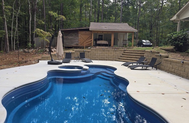 Charming bungalow in peaceful McDonough overlooking Heated Pool and Spa