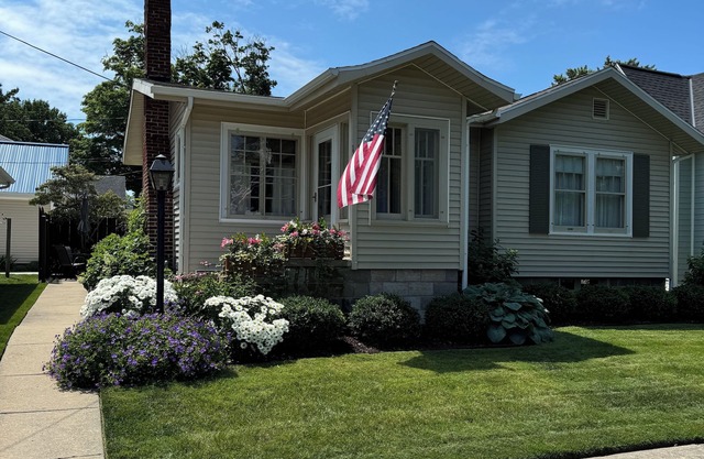Charming Bungalow Superior Street, Only 2 Blocks To Beach & Town