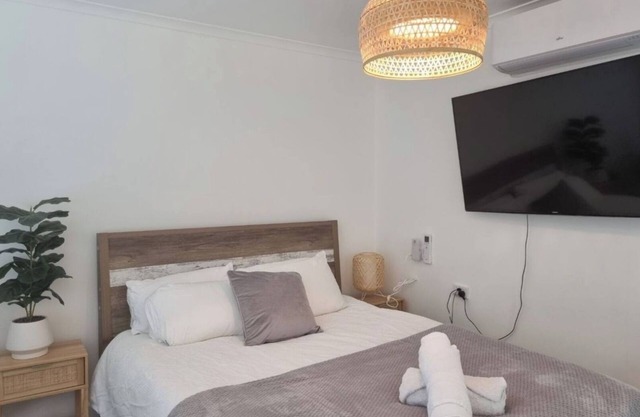 Charming bungalow with WiFi and AC in tranquil Paynesville