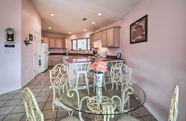 Charming Burnsville Apt w/Mountain Views & Deck!