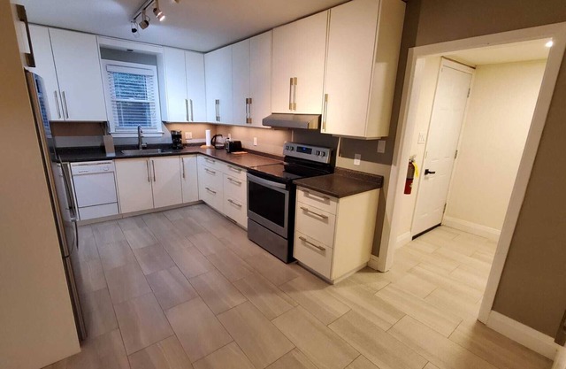 CHARMING COTTAGE IN THE HEART OF NIAGARA ON THE LAKE!