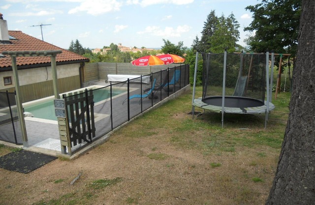 Charming Cottage with Pool, Garden & Family-Friendly Amenities in Saint-Haon-le-Châtel