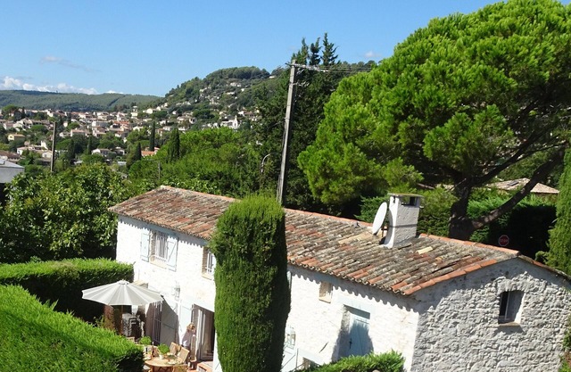 charming cottage with private tennis court