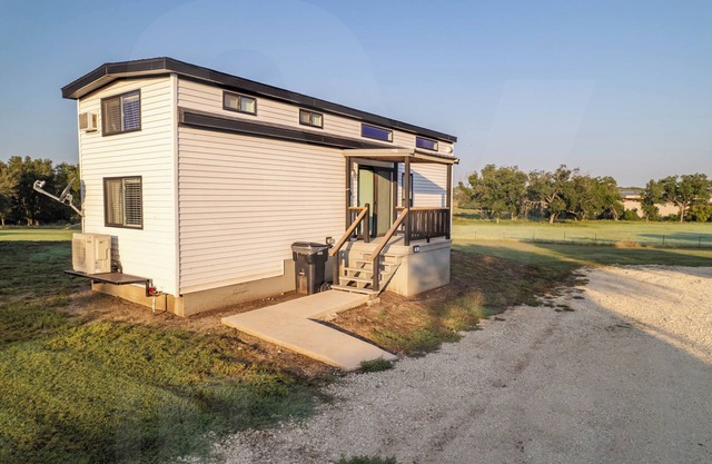 Charming cabin 14 in Hamilton with AC - perfect for a cozy getaway