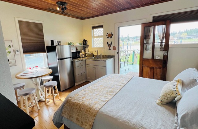 Charming cabin in beautiful La Conner with Hot tub