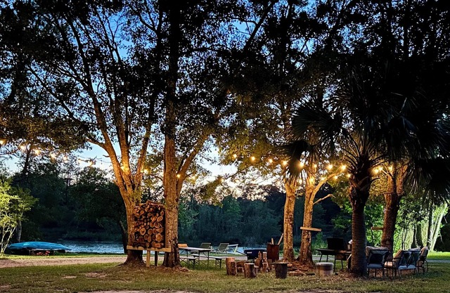 Charming Cabin in Biloxi by water private rd 4 acre lot! Shop, beaches, casinos!