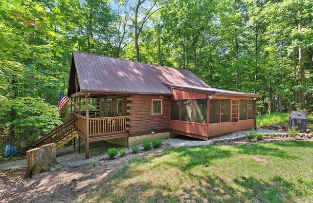 Charming cabin that has beds for 8 guests, many parking spaces, cozy fire pit