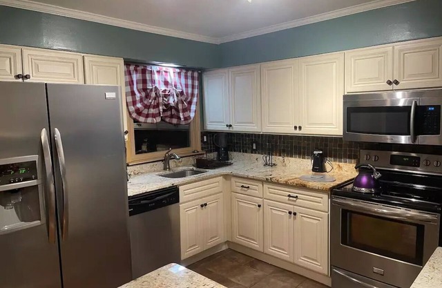 Charming Cape w/Bonus Room