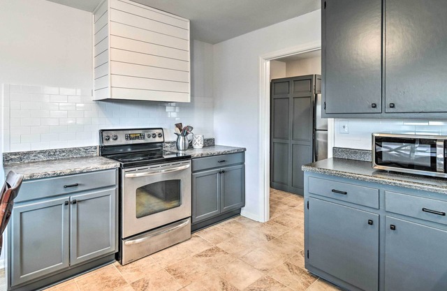 Charming Cave City Vacation Rental w/Fire Pit!