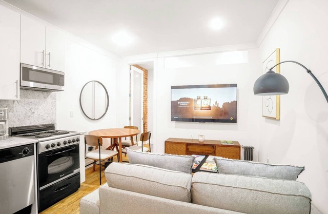 Charming & Central NYC Getaway Near Empire State & Grand Central with 2BR 1Bath