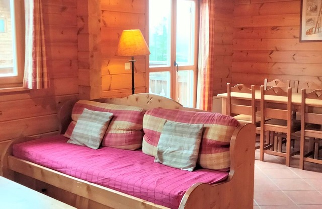 Charming Chalet for 6 with Pool Access, Near Ski Slopes