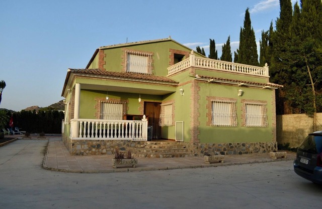 Charming chalet with 5 bedrooms and WiFi, AC in enchanting Pliego