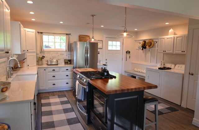 Charming Charlevoix Cottage with Modern Upgrades - Short walk to Township Beach