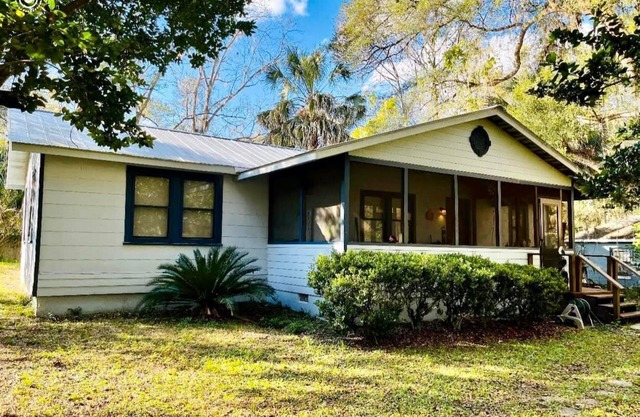 Charming, Clean/Cozy home one block from Downtown!