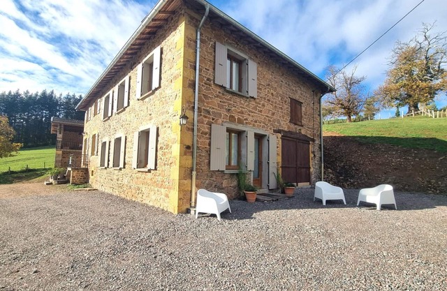 Charming Cozy Cottage with Terrace and Pets Allowed