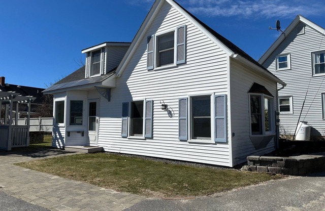 Charming, comfortable 2 Bedroom, One Bath, home, gorgeous views of Lowell's Cove-A great homeba.