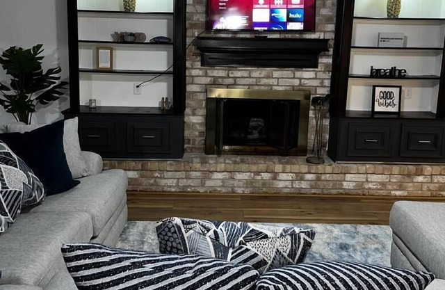 Charming & Comfy 4bed home w/ indoor fireplace
