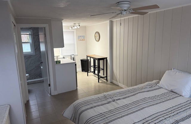 Charming condo efficiency in peaceful Dennisport with WiFi, AC