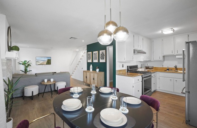 Charming Condo in the Pico-Robertson area of LA/2-bed + 2.5 Bath/2 Parking spots
