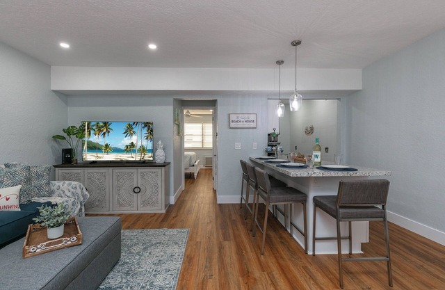 Charming condo only 70 steps to delightful Hollywood Beach!